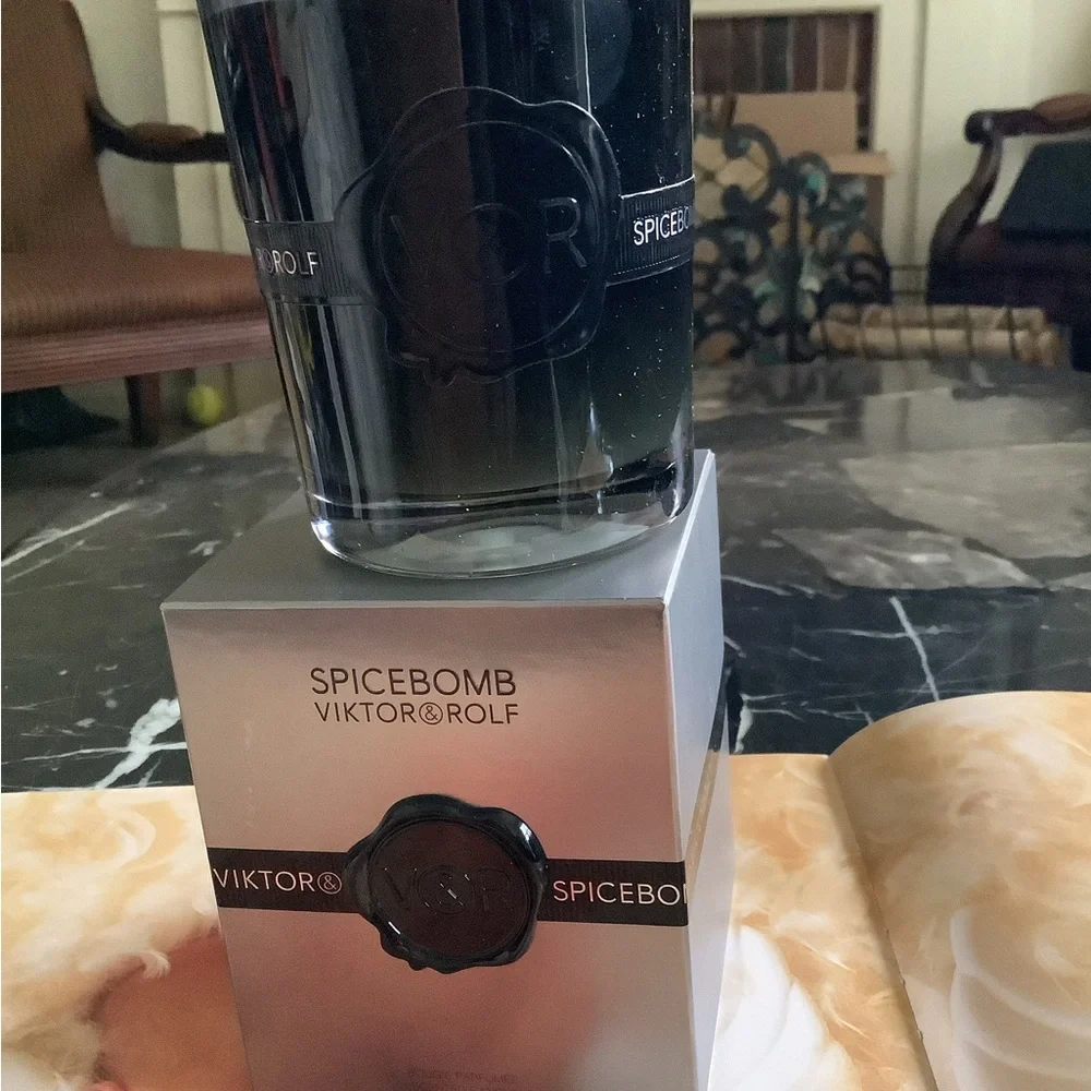 New in box viktor&rolf bougee spicebomb mens candle 5.82 oz large size